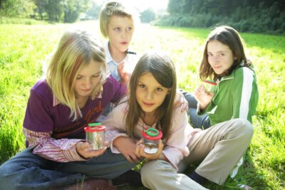 Kinder mit Lupen